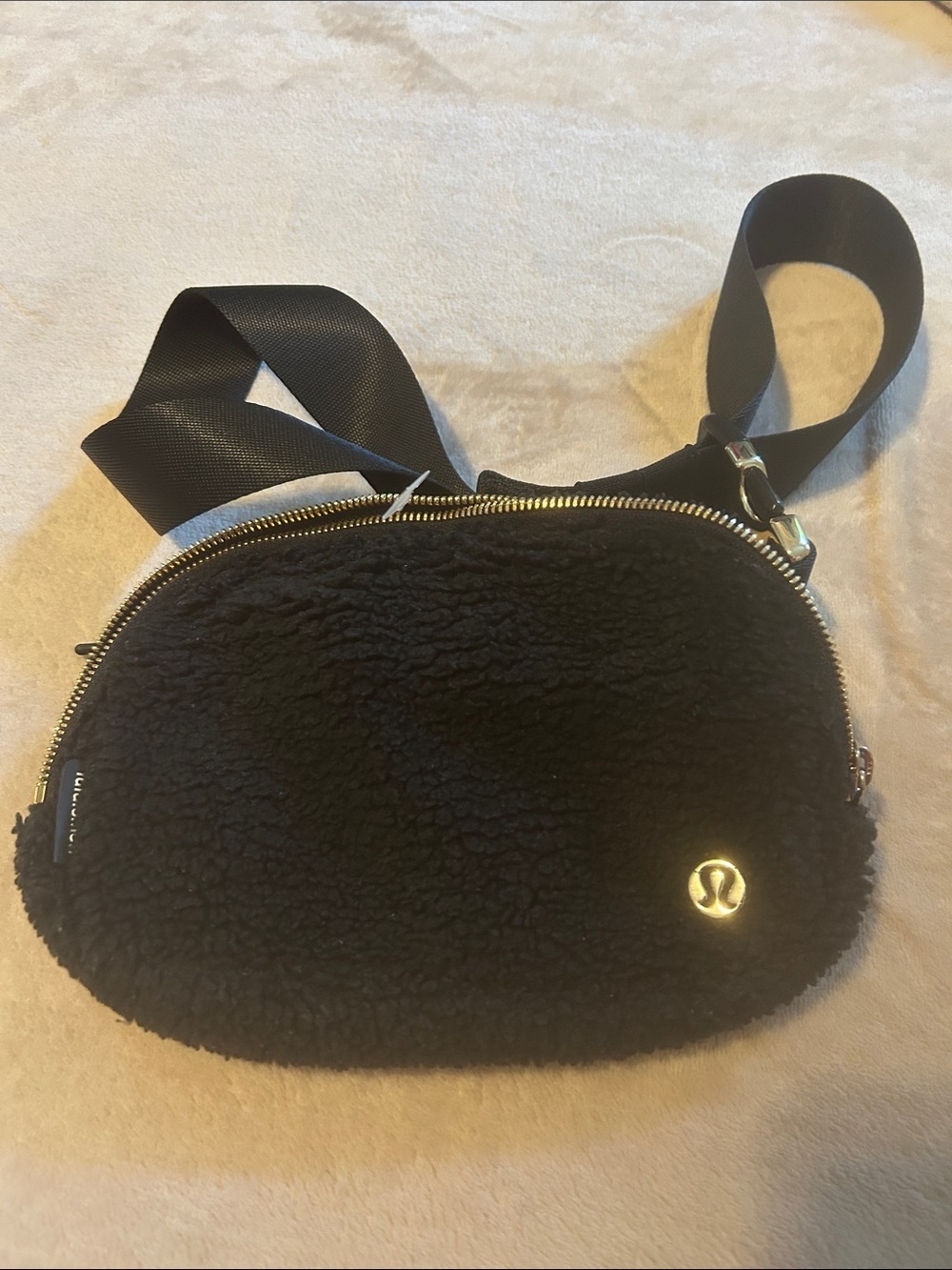 Lululemon Everywhere Belt Bag - Picture 3 of 8